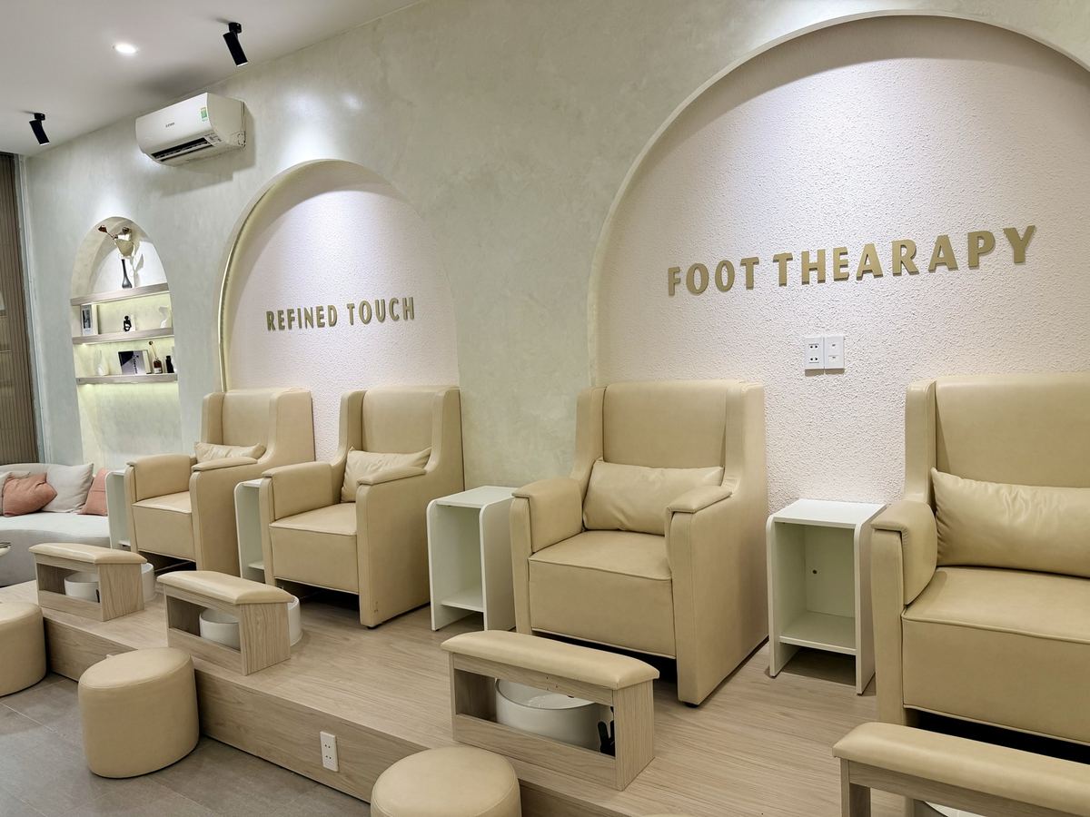 Reborn Nails & Retreat salon Da Nang · foot therapy lounge